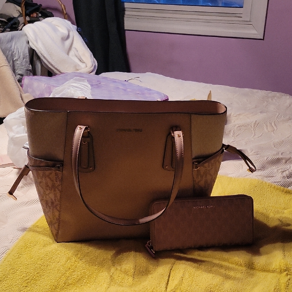 MICHAEL KORS ASH PINK TOTE BAG WITH WALLET ..NWOT..